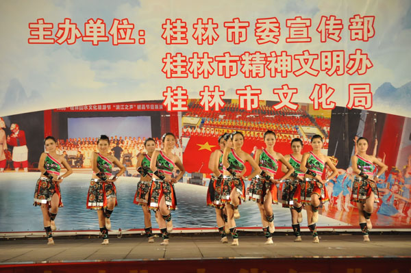 舞蹈《走在山水间》