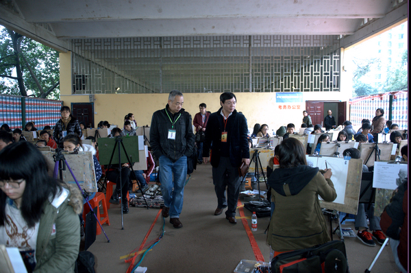 广西招生考试院副院长文焱与李传起副校长巡视考场