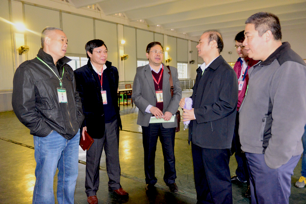 在视频录像前，巡视组与我校考务小组交流