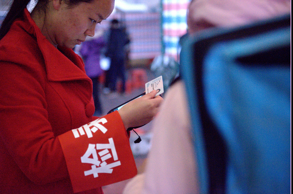 工作人员对考生进行身份验证