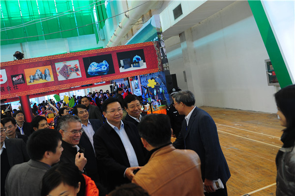 自治区副主席黄日波、自治区科技厅领导、桂林市领导等参观高校发展创造成果展展厅