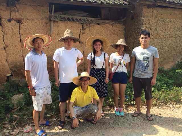 校友们下乡开展活动