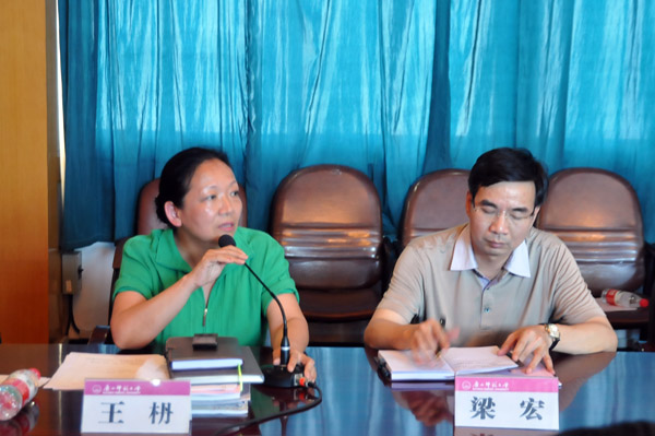 王枬书记、梁宏校长畅谈自己学习胡锦涛同志“七一”重要讲话的感想和体会(学生记者 韩丽珍 摄)