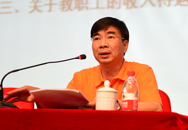 校长梁宏作报告