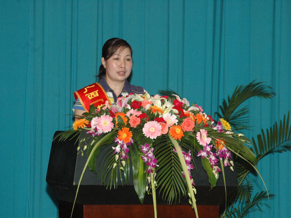 全国道德模范提名奖获得者、自治区孝老爱亲模范、柳州机车车辆厂工人李建珍在做报告