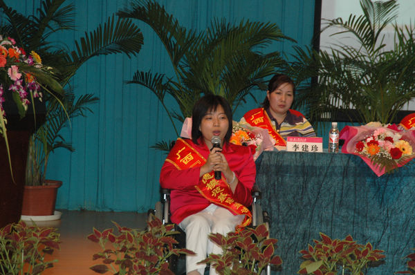 全国道德模范提名奖获得者、柳州市汽车配件厂销售科信息计划员袁茵在做报告