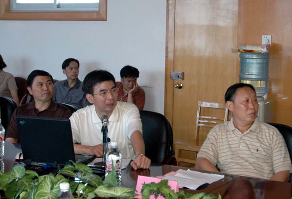 梁宏校长（中）向来访的客人介绍我校的情况