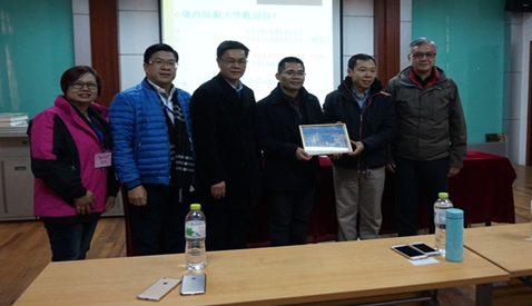 我校招生办公室负责人与交流团带队老师合影