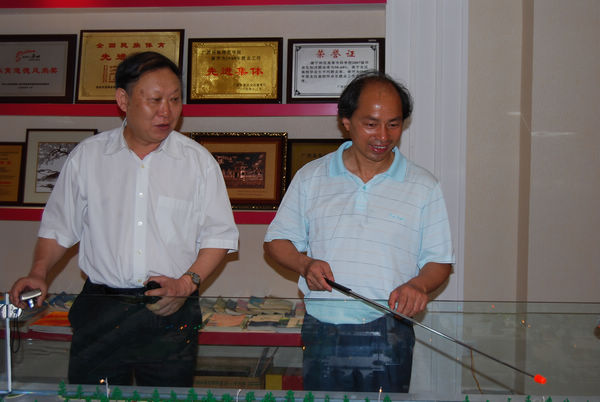 我校校友,广西民族师范学院院长易忠教授在介绍学院发展规划