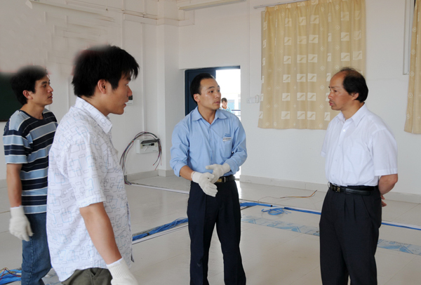 易忠副校长亲临项目施工现场了解工程建设进展情况。