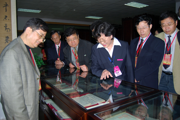 评估专家考察图书馆。