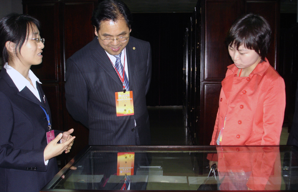 评估专家在听取图书馆员介绍情况。