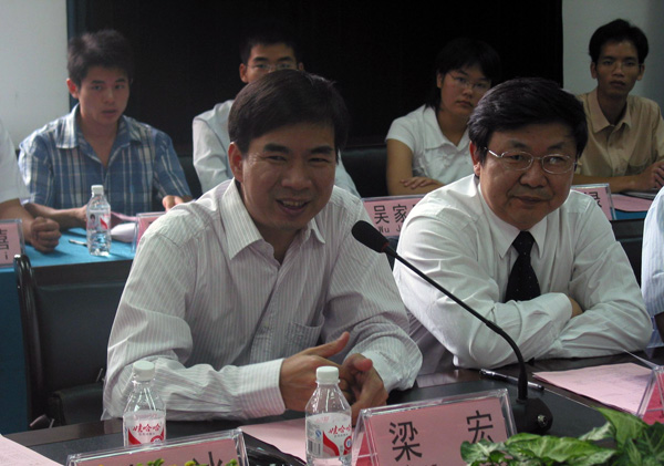 梁宏校长主持汇报会。