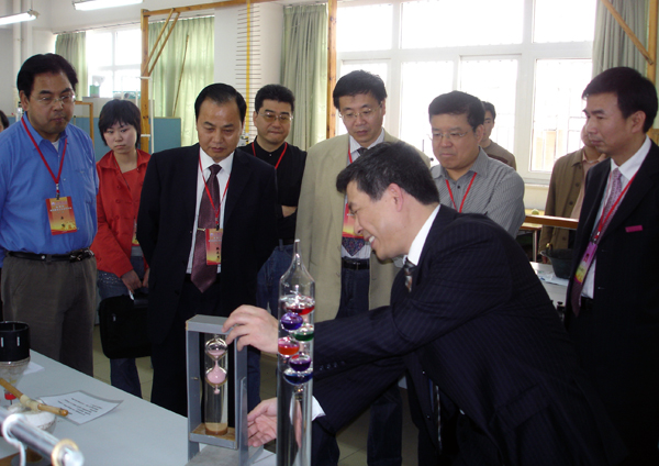 专家们实地考察兴华科学探究乐园。