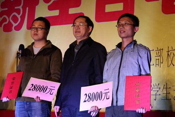 唐仁郭为获得中国青少年科技创新最高荣誉 第八届“中国青少年科技创新奖”得主刘佩和刘仁路颁奖并合影留念