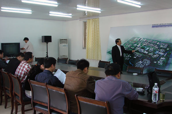 蓝常周副校长向记者们详细介绍了新校区建设项目的总体情况。