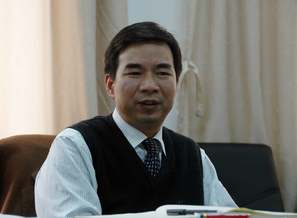 梁宏校长在会上发言。