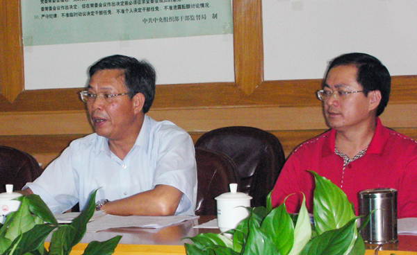 校党委唐仁郭副书记（右）和钟瑞添副校长主持会议。