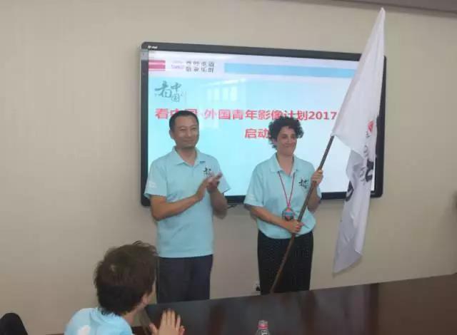 中外双方进行授旗仪式.jpg