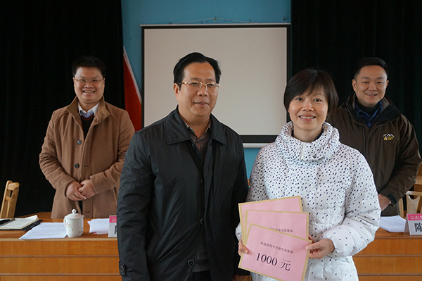 覃卫国副校长为获区级以上奖励的集体颁奖