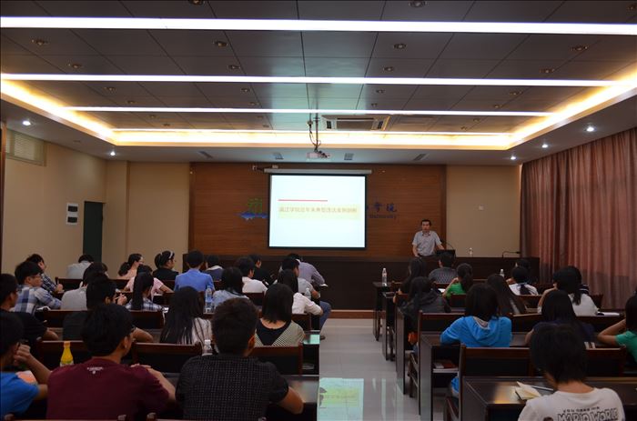 10月15日，漓江学院党委书记周世中为管理系教职工开发展党的群众路线讲座