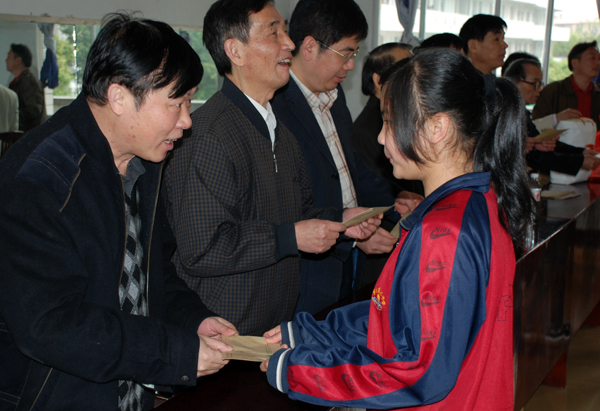 我校关工委成员给富川二中少数民族女子班学生赠送慰问金和慰问品