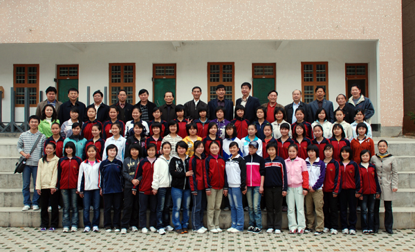 我校关工委负责人、出版社关工委成员与出版社员工资助的富川二中少数女子班学生合影