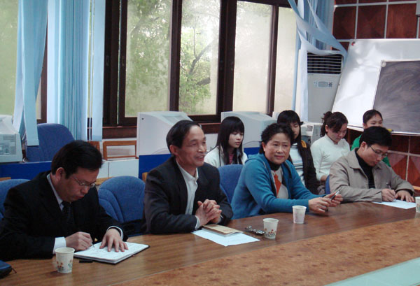 党办统战支部老师与学生交流。