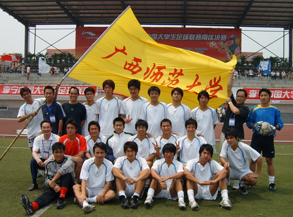 球队“全家福”。