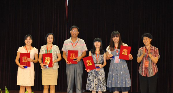 获得一等奖的代表（右二为我校指导教师）合影