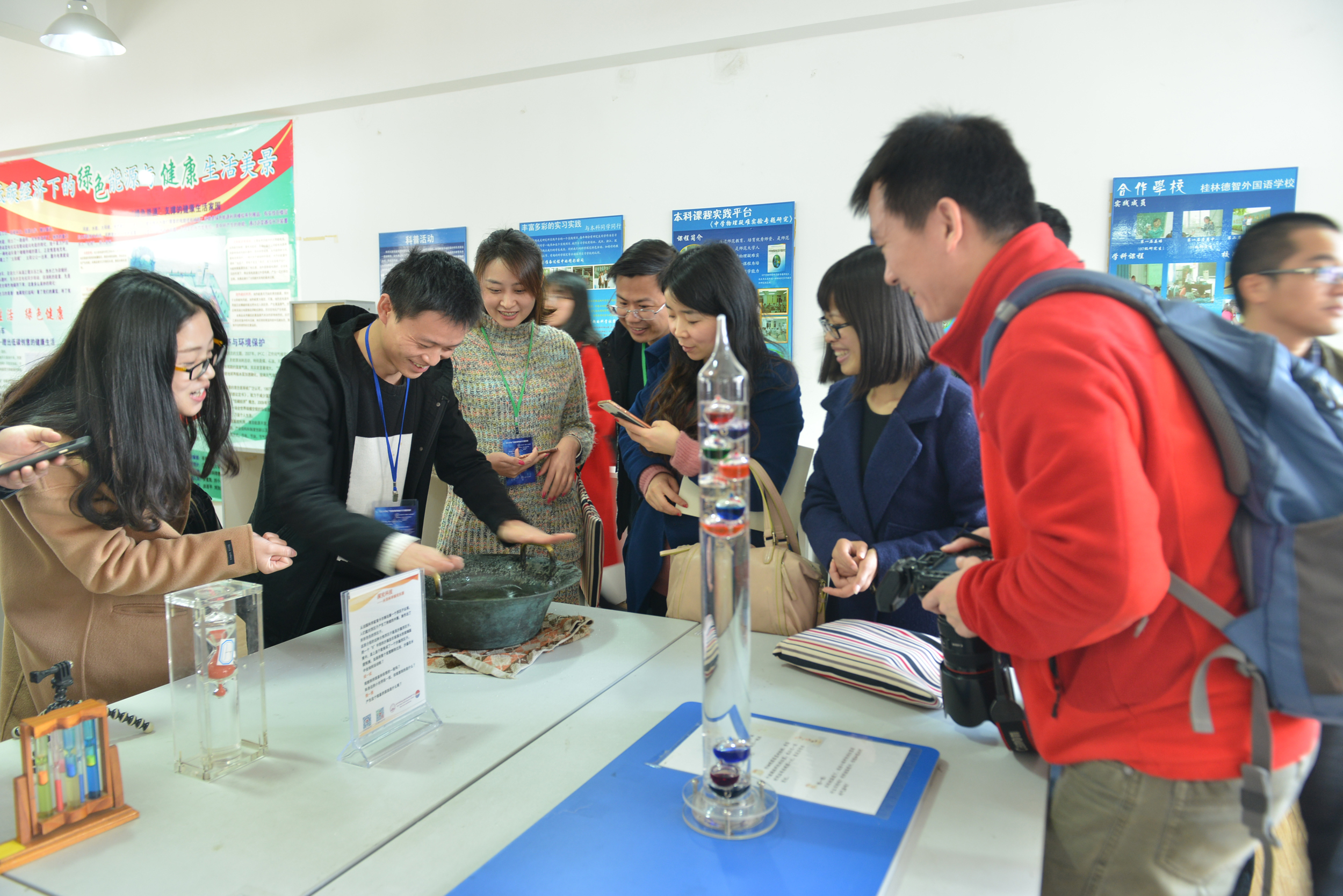 采访团在兴华科学探究乐园体验３１.jpg