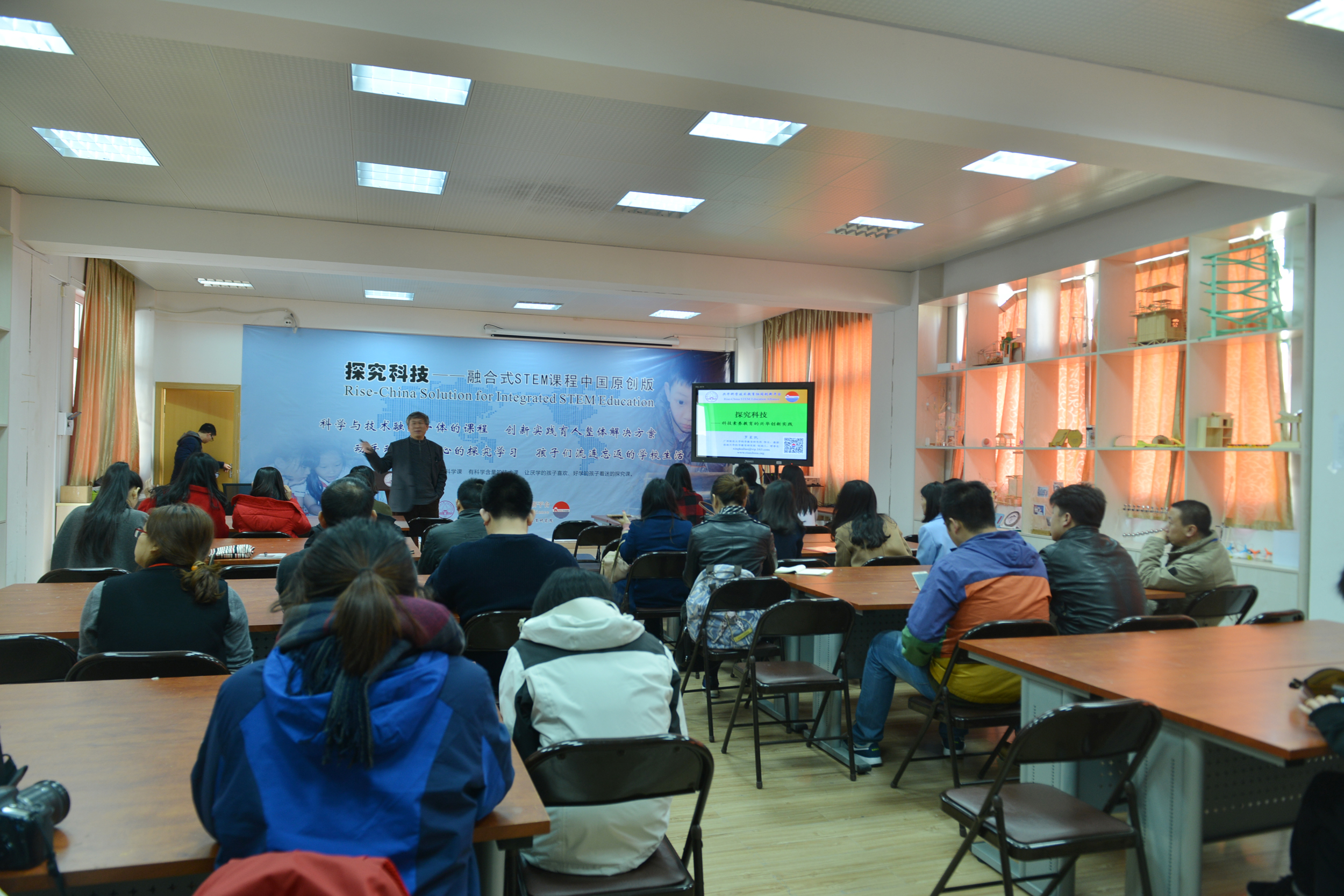 在兴华科学探究乐园听取罗星凯教授汇报１.jpg