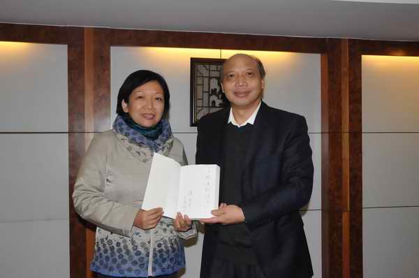 报告会前，校党委书记王枬和蒋述卓校友互赠礼物（赵晋凯 摄                    </div></div></article>
                    </div>
                    <div id=