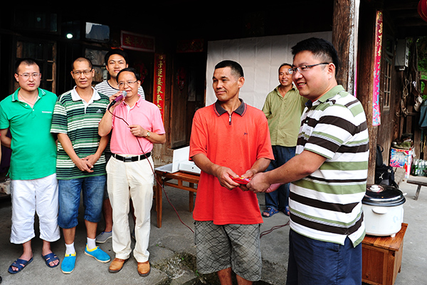 校友代表为杨进美送上慰问金和祝福