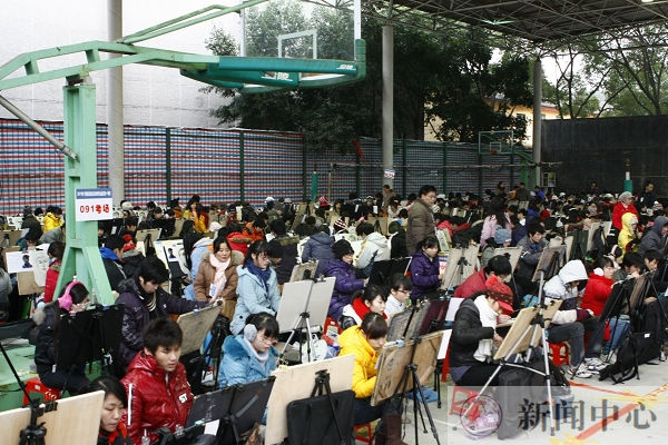 考场秩序井然，考生认真应考