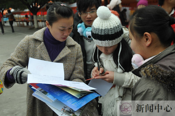 在校内报名点，工作人员指导考生填写报名信息