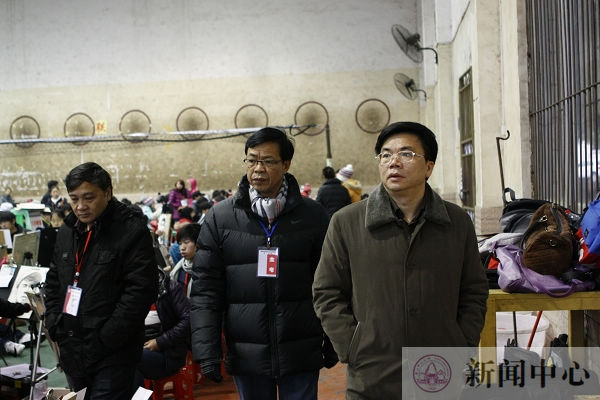 自治区招生考试院院长黄雄彪（右一）一行与考点主考、副校长钟瑞添（中）到考场巡视