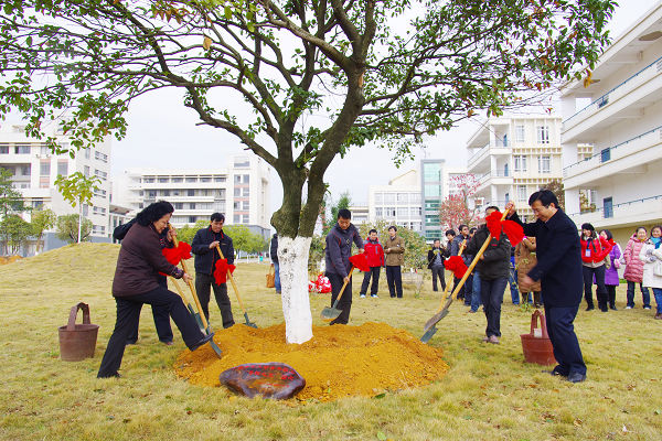 王枬书记和参与本次活动的有关部门负责人与青年教工代表共同为爱心树培土