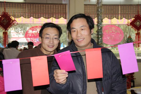 寒假留校过年的研究生在参加新春游园猜谜活动