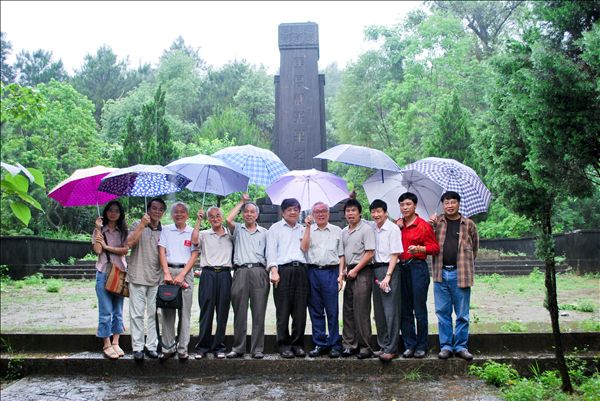 作家们在雁山祭奠马君武先生后合影