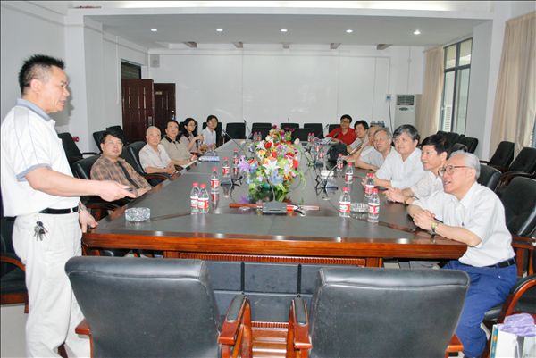 我校雁山建设办负责人向独秀作家群各位作家介绍雁山校区规划与建设情况