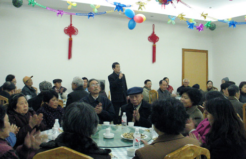 图为校党委书记助理庞乃耀同志代表我校对归侨侨眷表示新年的祝福。