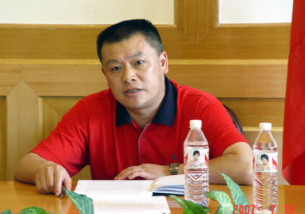 校党委王源平副书记在会上讲话。