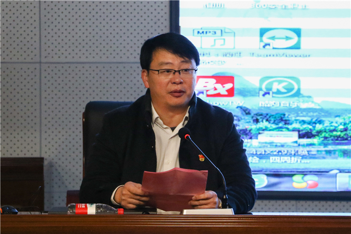 图6：广西师范大学漓江学院党委书记赖仿主持漓江文化研究院揭牌仪式.jpg