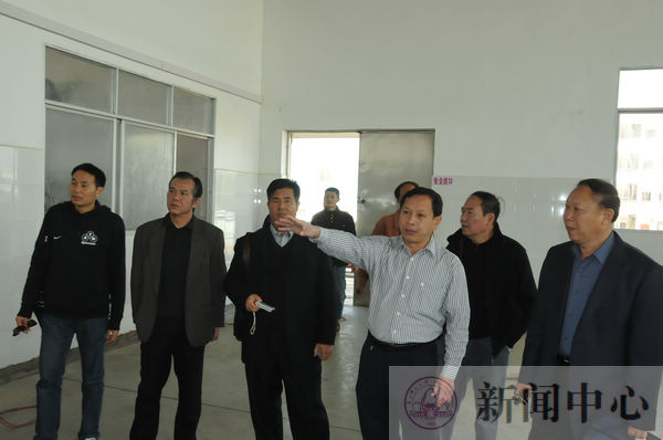 企业负责人给大家介绍生产规模