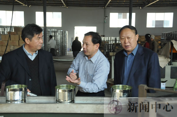 在流水线旁，企业负责人介绍生产情况