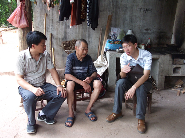 我校派驻资源县贫困村的第一书记指导村民开展社会主义新农村建设工作