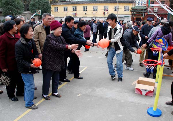 老同志在进行投篮