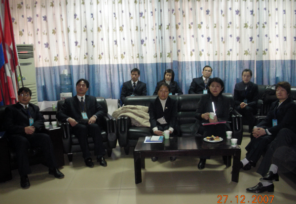 宋亚菲教授（前排右二）在国际文化教育学院听汇报。