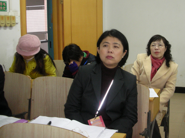 宋亚菲教授在听课（前一）。